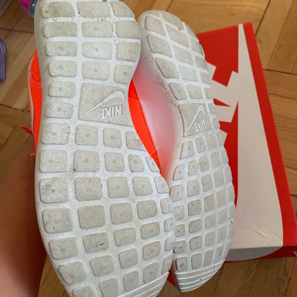 Neon orange Nike Roshe - Picture 4 of 5